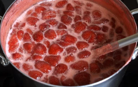 confiture de fraises 3000x2000 1 • Auberge de l'Allagnonette